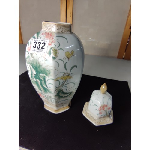 332 - A good quality antique Chinese hand painted lidded vase in the famille vert pallet featuring a beaut... 