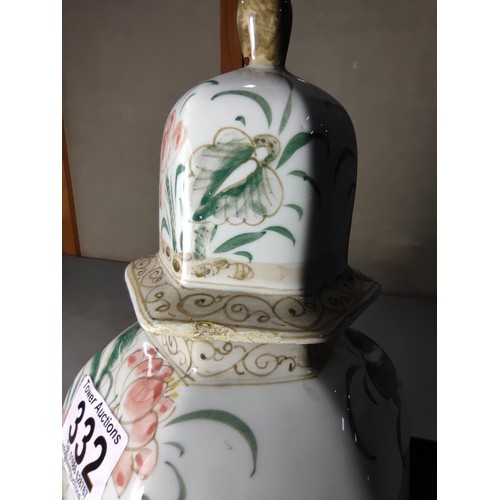 332 - A good quality antique Chinese hand painted lidded vase in the famille vert pallet featuring a beaut... 