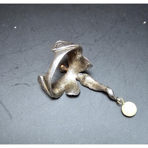 243 - An unusual 925 sterling silver angel formed finger ring having a pearl drop, presenting excellent de... 