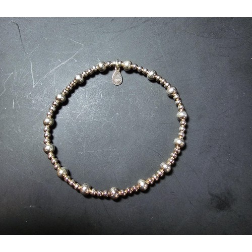 255 - A new and unused 925 silver expandable bracelet featuring sterling silver beads all the way around a... 