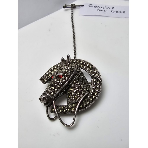 261 - A pretty vintage genuine art deco 925 sterling silver horse head in a horse shoe formed brooch, inse... 