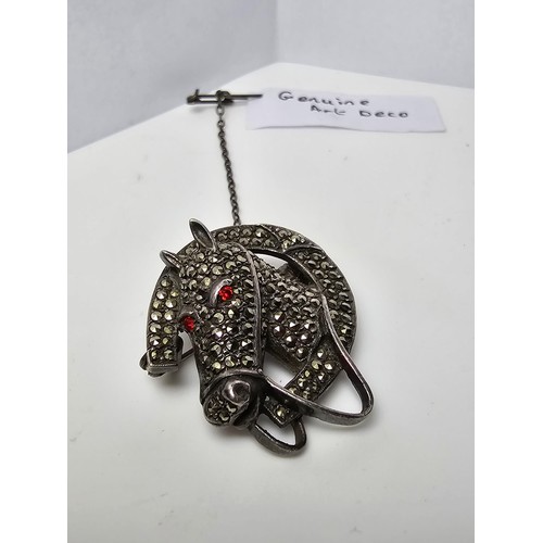 261 - A pretty vintage genuine art deco 925 sterling silver horse head in a horse shoe formed brooch, inse... 