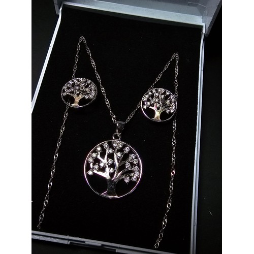 264 - An as new unused pretty 925 silver matching jewellery set which includes pendant, 18