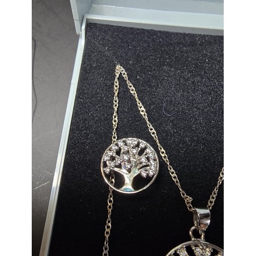 264 - An as new unused pretty 925 silver matching jewellery set which includes pendant, 18