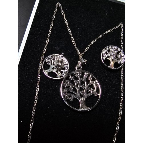 264 - An as new unused pretty 925 silver matching jewellery set which includes pendant, 18