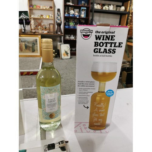 361 - New and sealed bottle of Pinot Grigio 2019, along with a boxed wine bottle glass, 4x edible shot gla... 