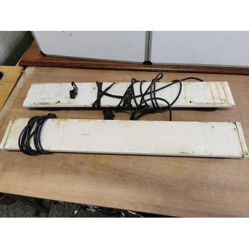 386 - 2x trailer back board light sets, complete with connectors, each board measures 89cm long by 14cm wi... 