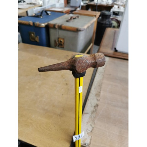 392 - Large handled bridge inspection hammer with yellow and black handle, length 106cm