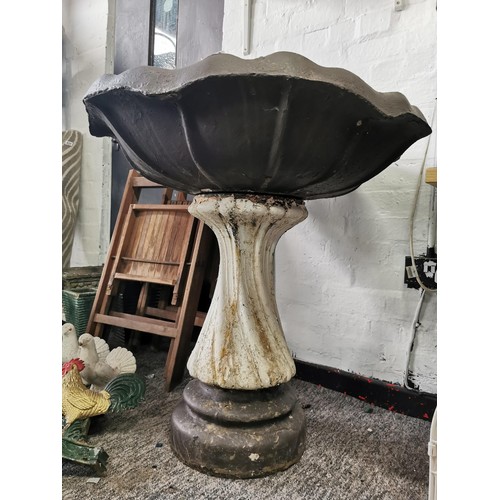 401 - Very Large and heavy concrete water fountain / bird bath in white and brown, with twisted stem desig... 