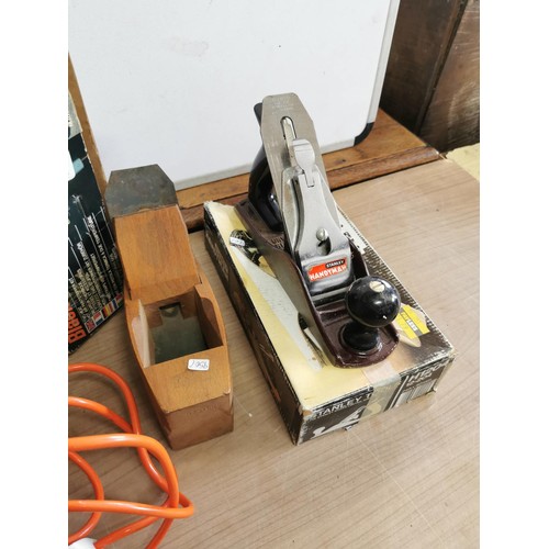 421 - Boxed Black & Decker heat gun along with a boxed Stanley planer model H1204, boxed Skil electric scr... 