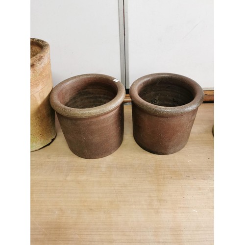 445 - Quantity of 5x Good planters which inc 2x terracotta planters 2x dark brown stoneware planters and a... 