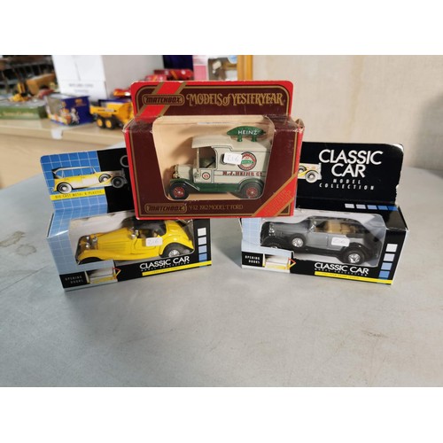 14 - A collection of 8x boxed model diecast cars to include models of yesteryear by Matchbox, omnibuses, ... 