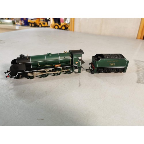 23 - An unboxed Hornby 00 Gauge R154 4-6-0 King Arthur Class N15 Locomotive and Tender - SIR DINADAN - So... 