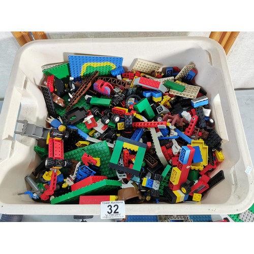 32 - A very large quantity of vintage lego in a tub inc lego Technic pieces and a partially built racing ... 