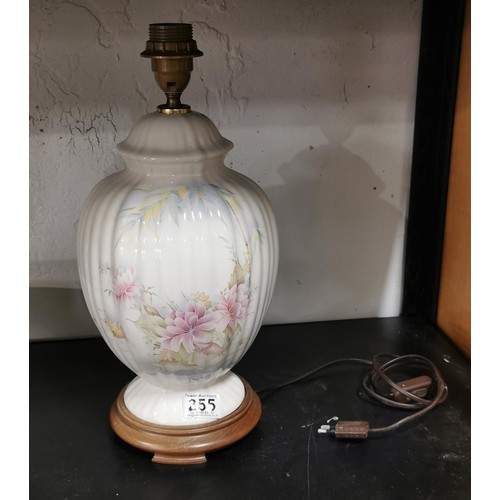 75 - Pretty floral porcelain table lamp with wooden base in very good clean condition. Height 41cm.
All m... 