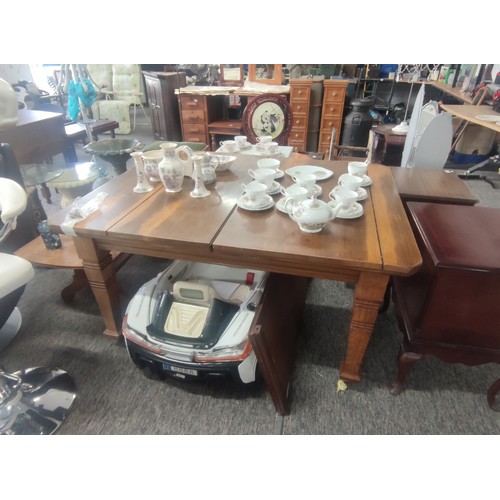 106 - Antique Oak extendable Dining Table. Table is missing its crank handle, otherwise in good overall co... 