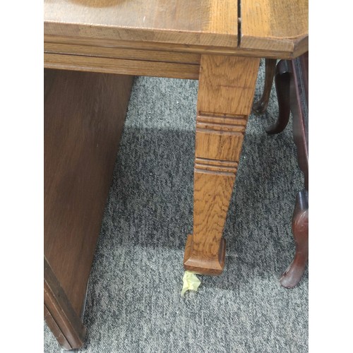 106 - Antique Oak extendable Dining Table. Table is missing its crank handle, otherwise in good overall co... 