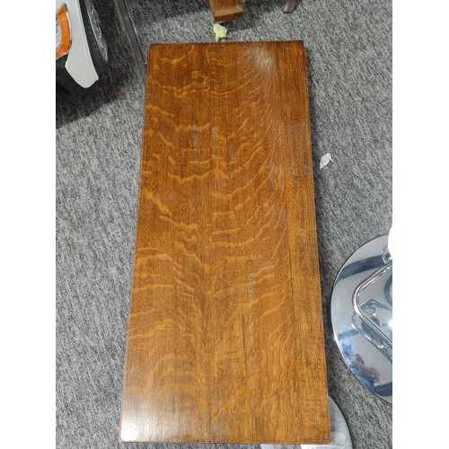 106 - Antique Oak extendable Dining Table. Table is missing its crank handle, otherwise in good overall co... 