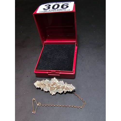 306 - A very pretty Victorian hallmarked silver sweetheart brooch. Hallmarked to Birmingham 1896, featurin... 