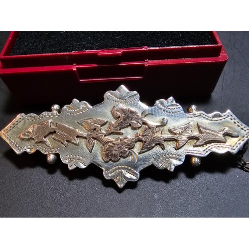 306 - A very pretty Victorian hallmarked silver sweetheart brooch. Hallmarked to Birmingham 1896, featurin... 