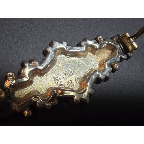 306 - A very pretty Victorian hallmarked silver sweetheart brooch. Hallmarked to Birmingham 1896, featurin... 