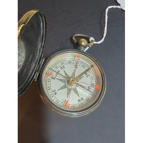 305A - A good quality vintage lacquered brass pocket compass in excellent clean condition and the glass is ... 