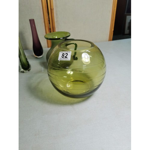 82 - Collection of glassware inc a large green swirl pattern bowl vase, an etched purple vase with fuchsi... 