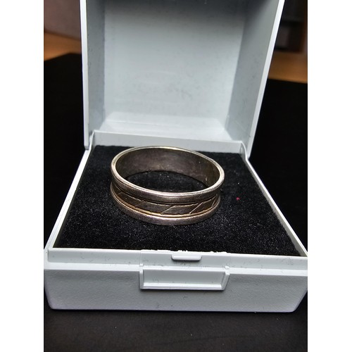 190 - An attractive gents 925 silver ring featuring an engraved design all the way around, size V.5, compl... 