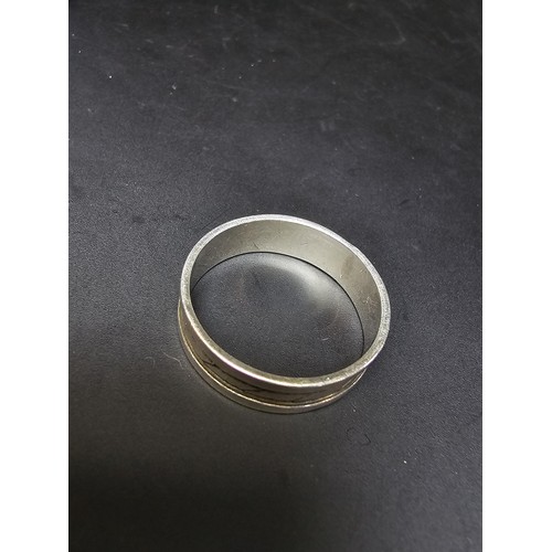 190 - An attractive gents 925 silver ring featuring an engraved design all the way around, size V.5, compl... 