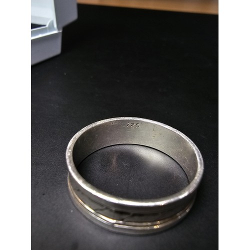 190 - An attractive gents 925 silver ring featuring an engraved design all the way around, size V.5, compl... 