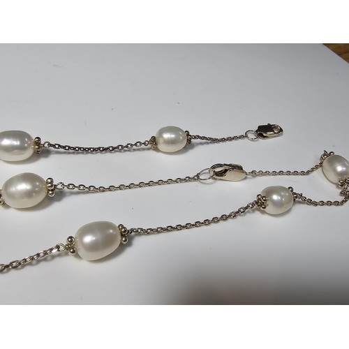 193 - A good quality 925 silver matching jewellery set which includes a pearl necklace and matching bracel... 