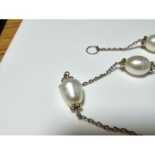 193 - A good quality 925 silver matching jewellery set which includes a pearl necklace and matching bracel... 