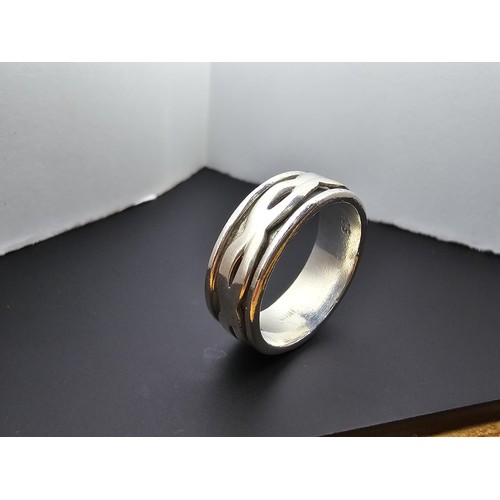 194 - An as new 925 silver fidget ring featuring a movable band within the ring band, complete with presen... 