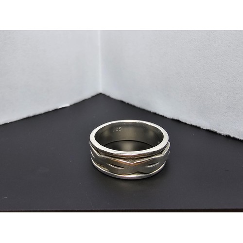 194 - An as new 925 silver fidget ring featuring a movable band within the ring band, complete with presen... 