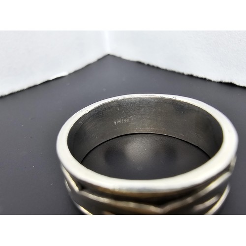 194 - An as new 925 silver fidget ring featuring a movable band within the ring band, complete with presen... 