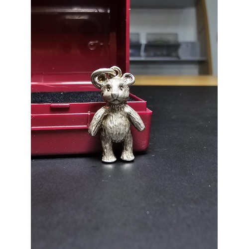 206 - A tested as sterling silver teddy bear charm/pendant, the teddy bear is well cast presenting good de... 