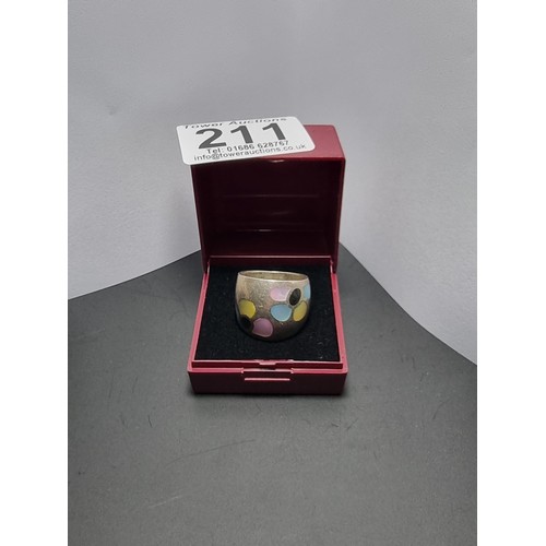 211 - A chunky 925 silver ring inset with various types of mother of pearl in the form of flowers featurin... 