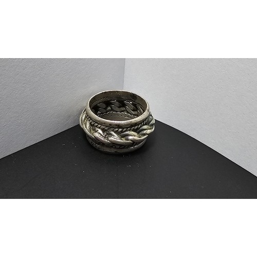 216 - A vintage chunky 925 silver ring featuring a chain link design all the way around. In good condition... 