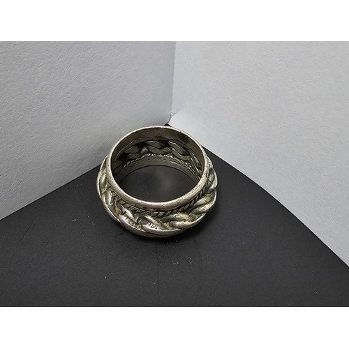 216 - A vintage chunky 925 silver ring featuring a chain link design all the way around. In good condition... 