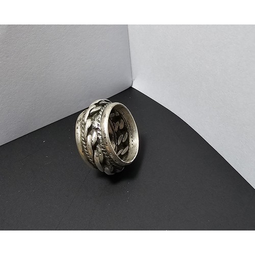 216 - A vintage chunky 925 silver ring featuring a chain link design all the way around. In good condition... 