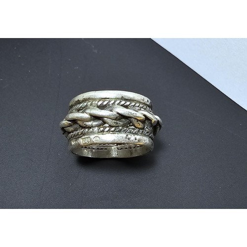 216 - A vintage chunky 925 silver ring featuring a chain link design all the way around. In good condition... 