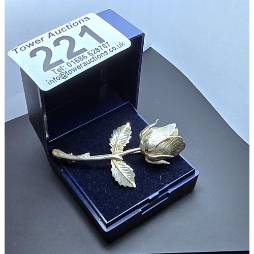 221 - A good quality vintage 925 sterling silver brooch in the form of a single rose, the brooch is very w... 