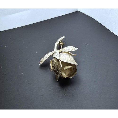 221 - A good quality vintage 925 sterling silver brooch in the form of a single rose, the brooch is very w... 