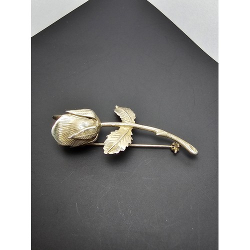 221 - A good quality vintage 925 sterling silver brooch in the form of a single rose, the brooch is very w... 