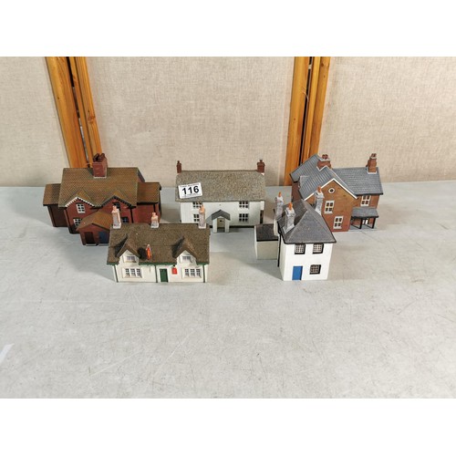 116 - Collection of 5x railway display buildings inc a ticket office, The Saracen's Head pub etc all in go... 