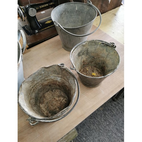 353 - A quantity of galvanized items inc a bath tub along with 3 galvanized buckets, ideal as planters, la... 