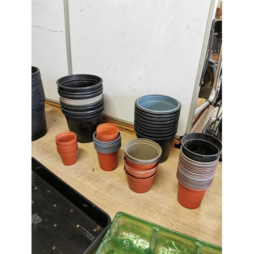 363 - Crate containing a large quantity of plastic garden pots of various sizes along with trays