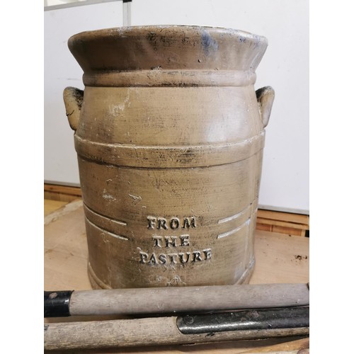 366 - 4x garden forks, 2 spades and fibreglass milk churn planter with 