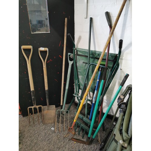 366 - 4x garden forks, 2 spades and fibreglass milk churn planter with 