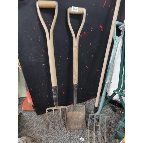 366 - 4x garden forks, 2 spades and fibreglass milk churn planter with 